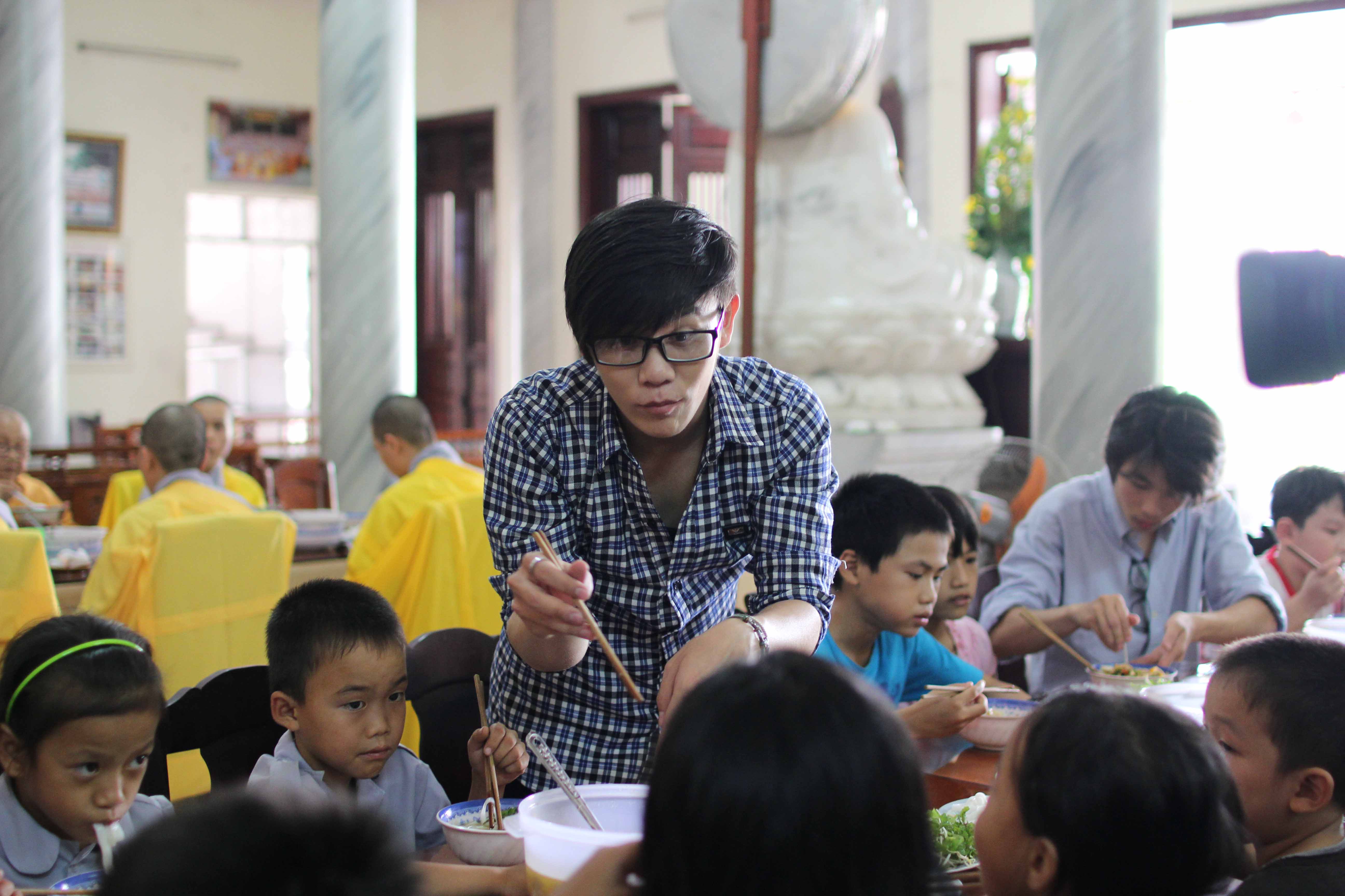 Hồ Quỳnh Hương cho hay, việc đưa các học trò đến chùa không chỉ giúp các em làm một công việc ý nghĩa mà còn hỗ trợ tinh thần trước cuộc đấu.